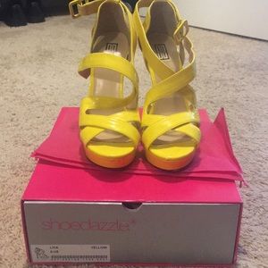 Shoe Dazzle Yellow heels Size 8